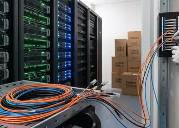 Стеклянный голод: почему Meta и Nvidia скупают оптоволокно на годы вперед