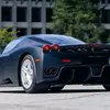 Ferrari Enzo мініатюра під відкритим небом