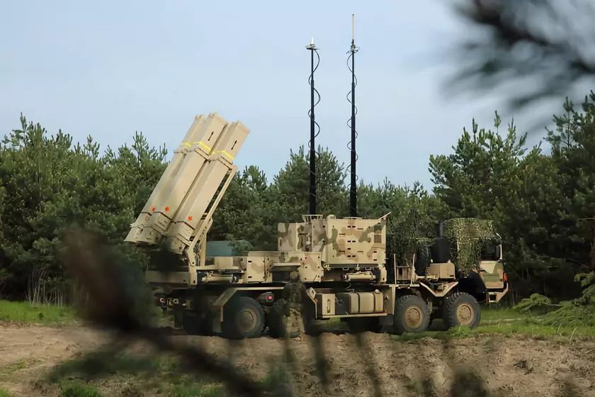 ЗРК IRIS-T SLM, ракеты для ЗРК IRIS-T SLS, радар TRML-4D, БПЛА Vector и боеприпасы для РСЗО MARS II: Германия передала Украине новый пакте вооружения