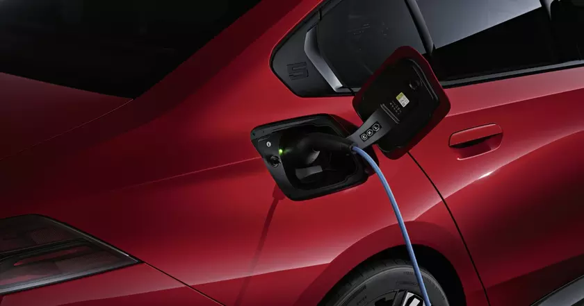 Новый BMW i5: Инновационная зарядка для топового электромобиля