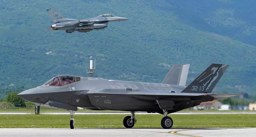 Итальянские истребители пятого поколения F-35 Lightning II впервые в истории прибыли в Японию