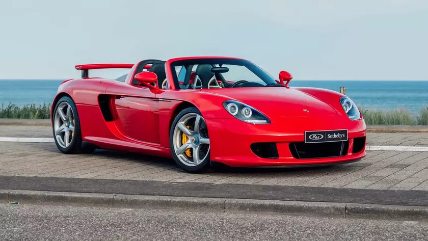 Красный Porsche Carrera GT на фоне природы