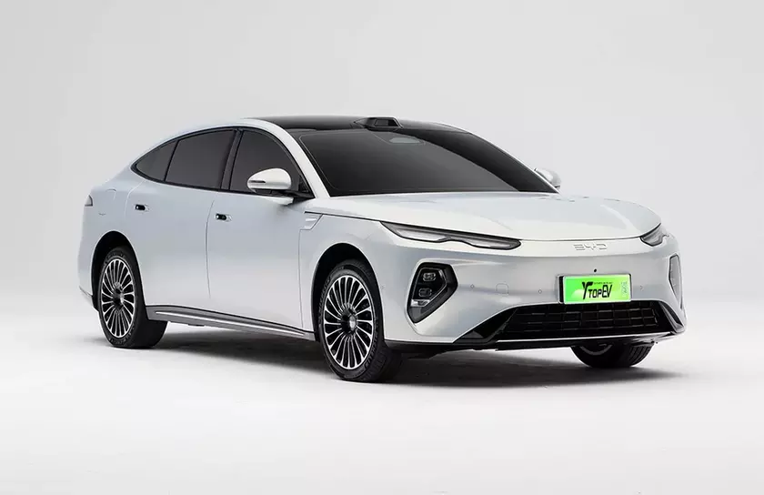 Седан BYD Seal 08 белого цвета