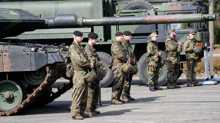 Ракетные установки для APWKS, тягач для танков Oshkosh M1070, пикапы, разведывательные БПЛА и гусеничные машины с дистанционным управлением: Германия передала Украине новый пакет военной помощи