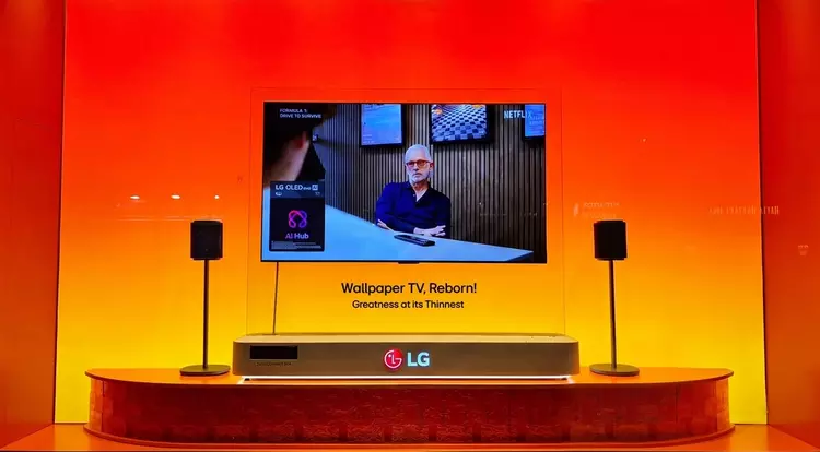 LG Signature OLED W6: a 9mm ...