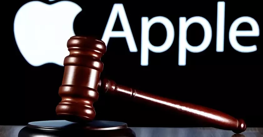 Этот коллаж визуально соединяет все эпохи логотипов Apple