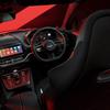 Aston Martin DBX S - на дорозі