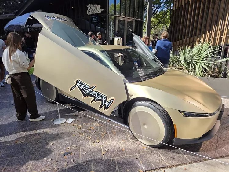 Tesla Cybercab выходит на дороги: без руля, педалей и иллюзий