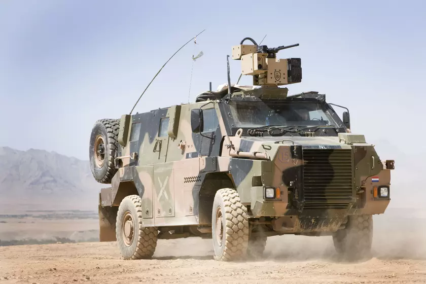 У ВСУ на фронте заметили австралийский броневик Bushmaster с дистанционно управляемым боевым модулем EOS R400-Mk2, он оснащён гранатомётом Mk. 19 Mod 3