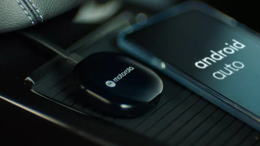 Motorola MA1: устройство, которое позволяет включать режим Android Auto в машине беспроводным способом