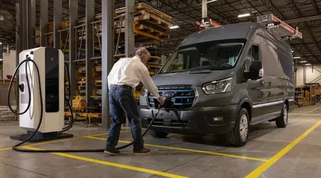 Ford замінив новий електричний фургон бензиновою моделлю