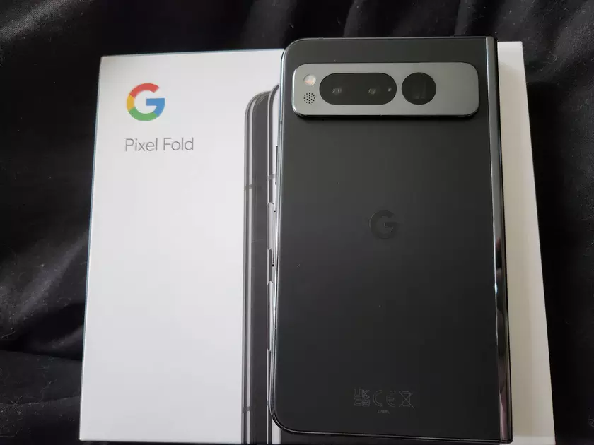 Один из покупателей раньше всех получил складной смартфон Pixel Fold и показал его вживую: складка на экране все же есть