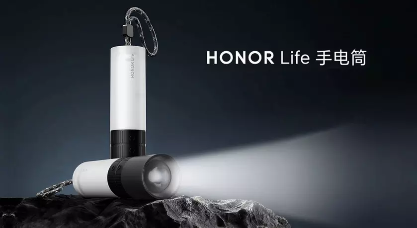 Многофункциональный фонарик Honor Life в руке