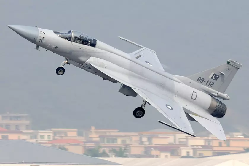Аргентина рассматривает к покупке индийские истребители Tejas и китайско-пакистанские JF-16 Thunder
