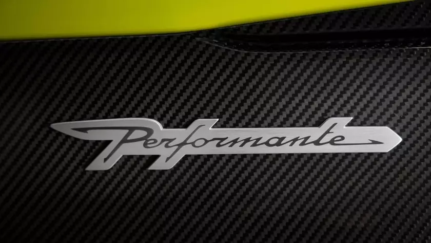 Lamborghini Urus SE Performante в желтом цвете