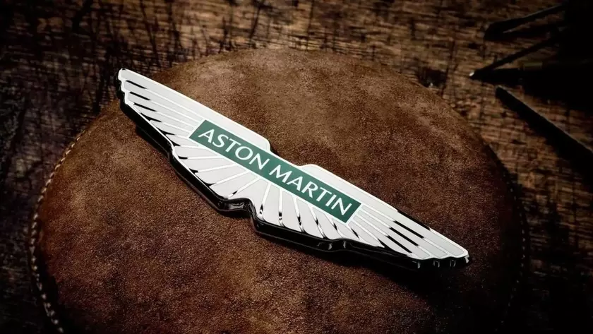 Спортивный автомобиль Aston Martin Vanquish 25 на дороге
