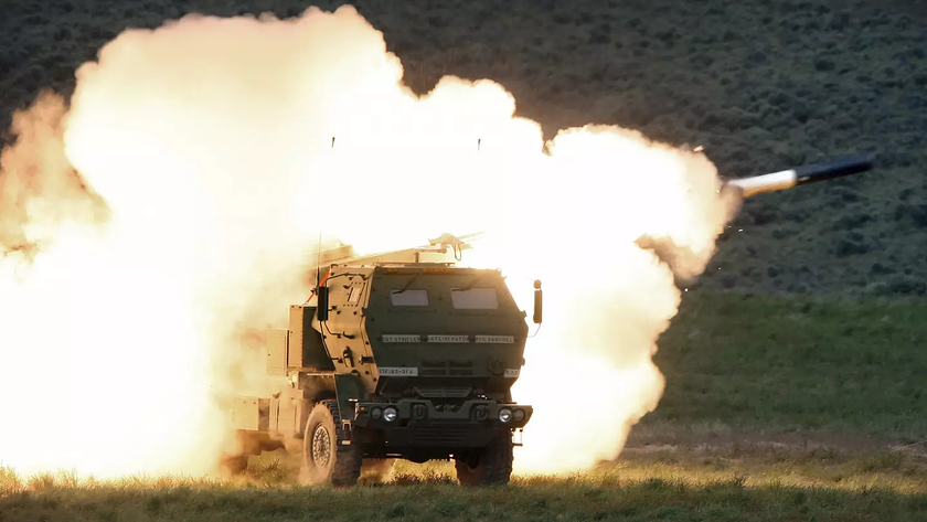 Российские солдаты так активно прятались от HIMARS, что случайно взорвали собственный поезд с боеприпасами и техникой