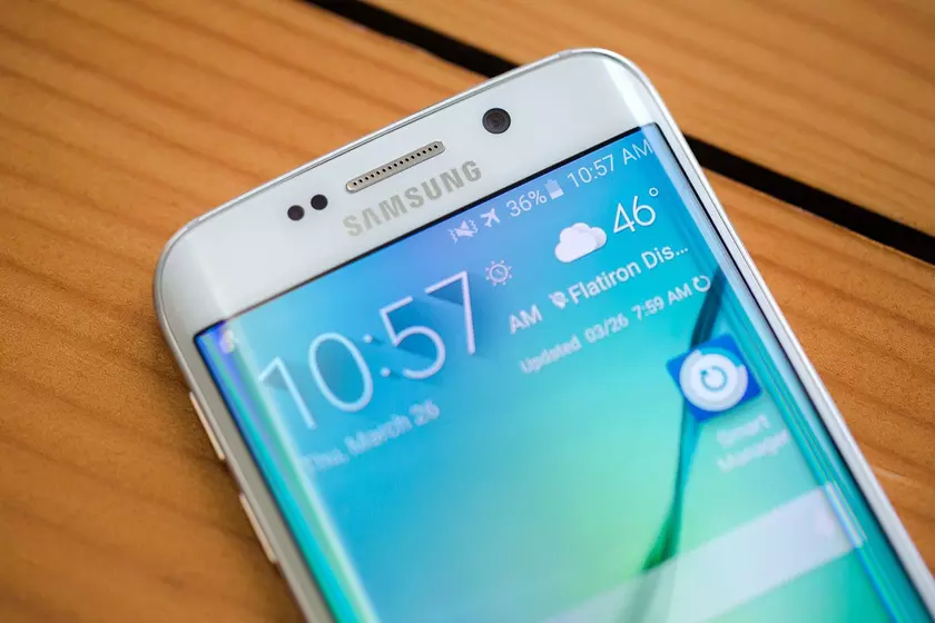 Samsung запатентовала смартфон с максимально загнутыми краями дисплея