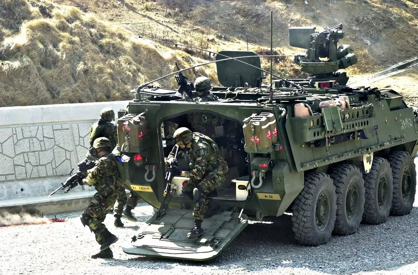 Украинские военные показали как проходят обучение на американских боевых машинах пехоты Stryker