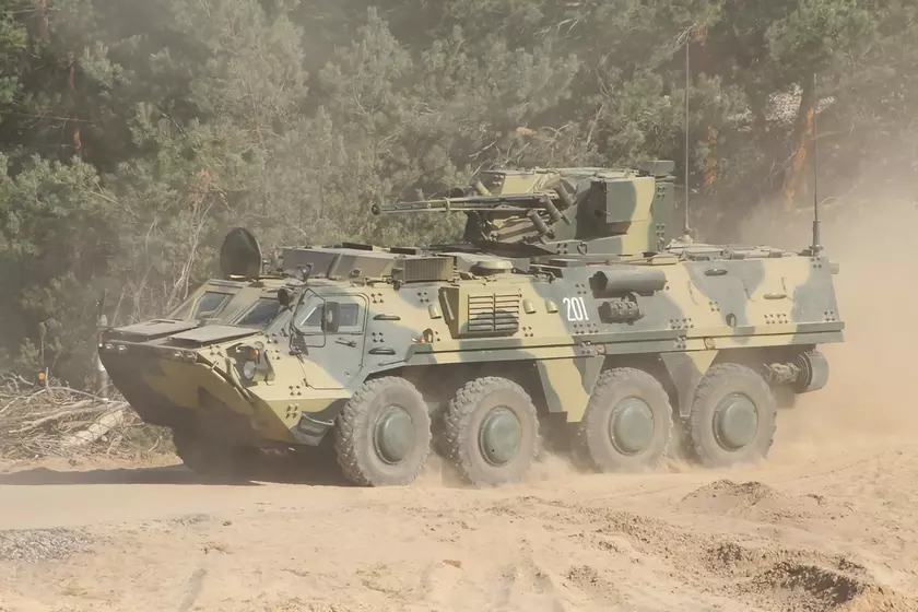 Эффектное видео: ВСУ показали как БТР-4 «Буцефал» с 30-мм пушкой 2А72 ведёт огонь по противнику 