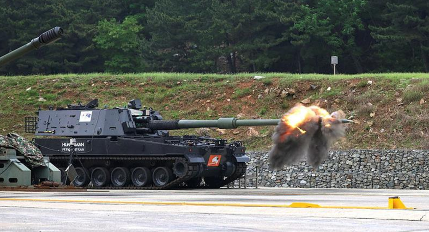 Самоходная гаубица AS9 Huntsman научилась стрелять 155-мм снарядами Rheinmetall Assegai перед отправкой в Австралию
