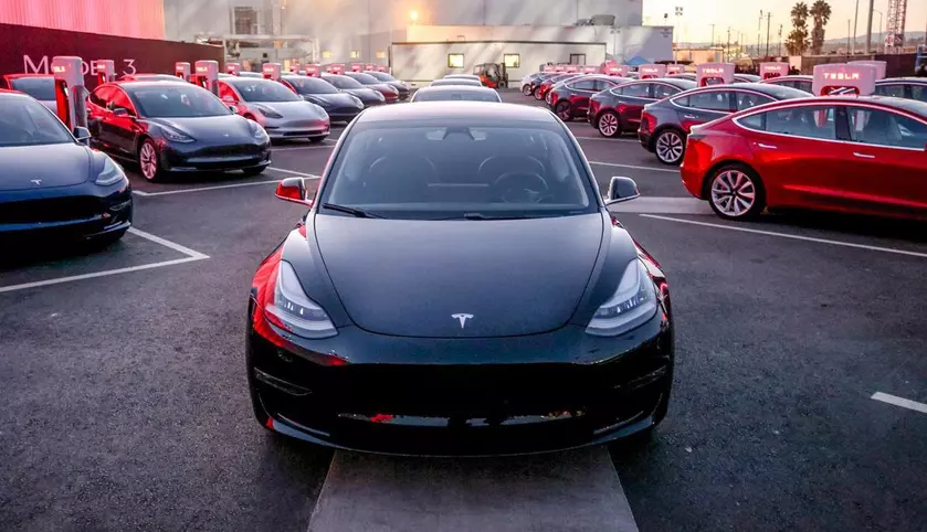 Илон Маск обещает выпустить летом Tesla Model 3 с двумя двигателями