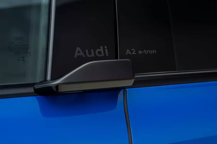 Новый электромобиль Audi A2 E-Tron синего цвета