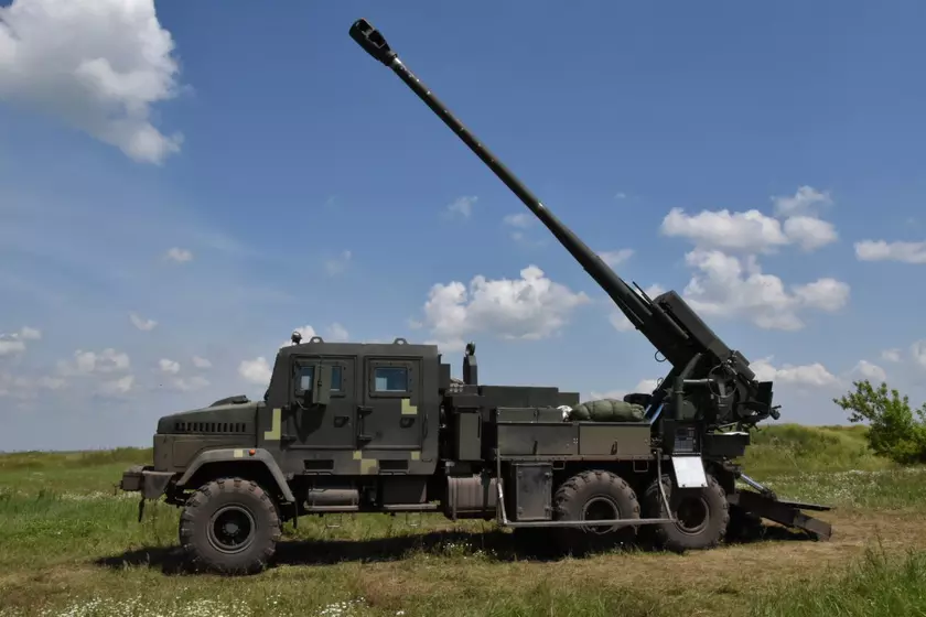 Украинская гаубица «Богдана» с помощью Bayraktar TB2 уничтожает российскую технику на острове Змеиный (видео)