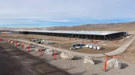 На заводі Tesla Semi завершено зведення основної сталевої конструкції