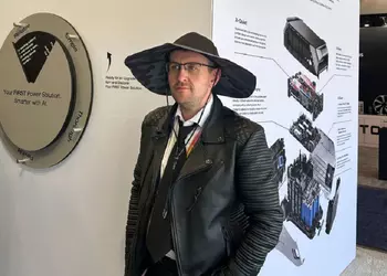 Даже в Хогвартсе не было такой шляпы: компания EcoFlow представила Power Hat, которая спасет от жары и зарядит два гаджета одновременно