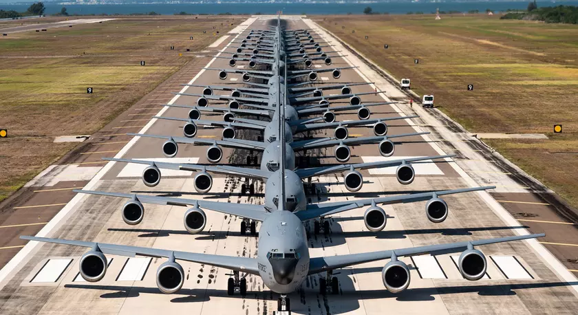 ВВС США хотят запускать до 100 беспилотников с воздушных заправщиков KC-135 для разведки, спасения пилотов и выманивая ракет противовоздушной обороны