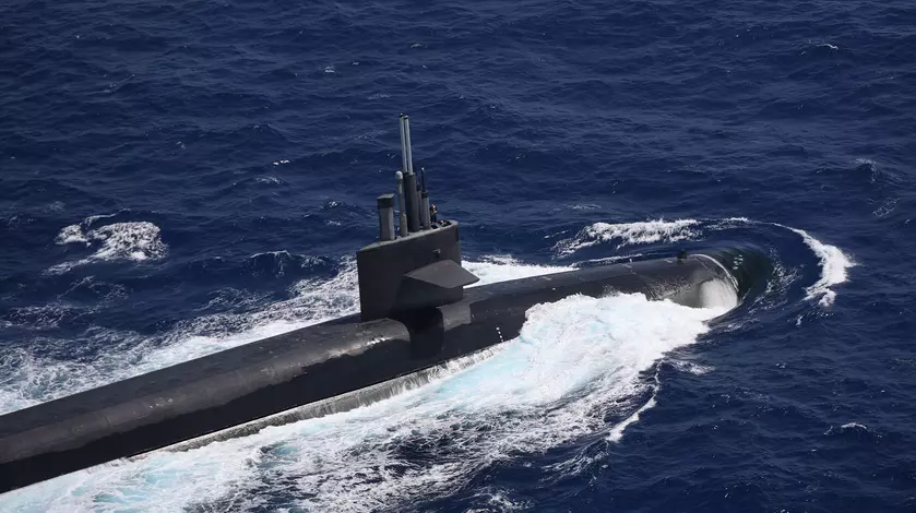 Пентагон показал очень редкое видео снабжения атомной подлодки USS Maine (SSBN 741), оснащённой ядерными ракетами Trident II дальностью пуска 12 000 км