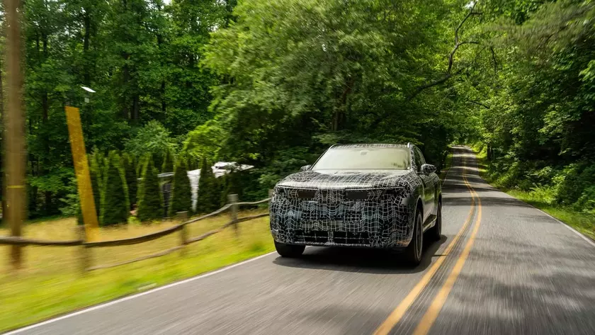 Прототип нового BMW X5 во время дорожных испытаний