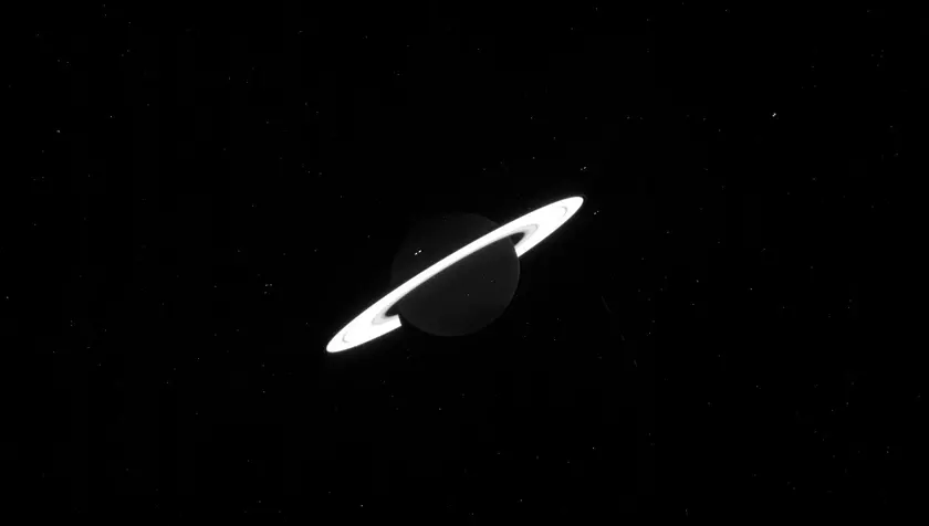 NASA показало необычные фотографии Сатурна, сделанные космическим телескопом James Webb