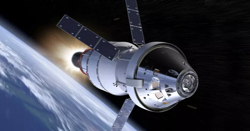 Orion прислал впечатляющие фотографии Луны, сделанные с расстояния 130 км
