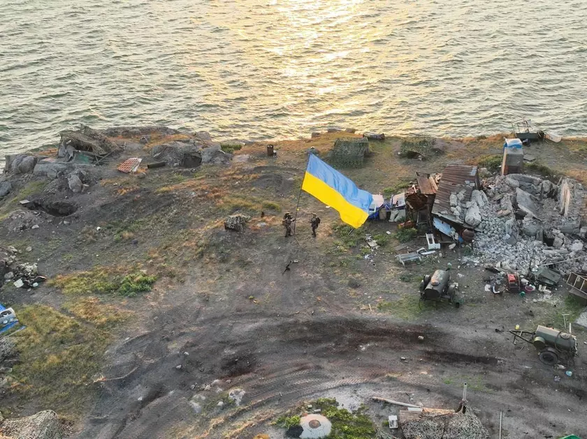 Российская армия продолжает воевать с остатками собственной техники на острове Змеиный