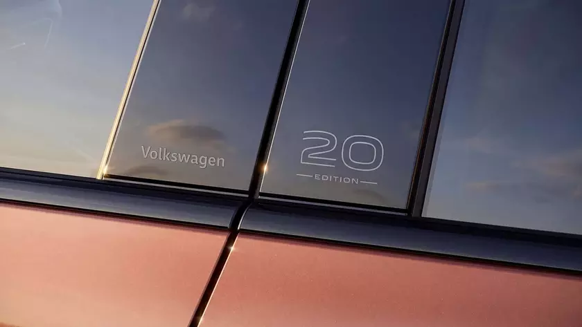 Юбилейный кроссовер Volkswagen Tiguan Edition 20 в новом цвете