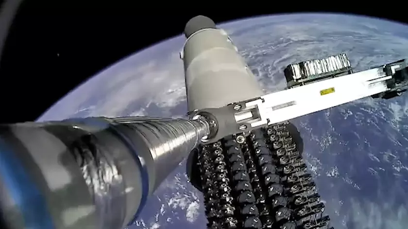 Световое шоу в небе после запуска ракеты Falcon 9