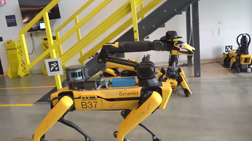 Boston Dynamics научил разговаривать робота Spot (да, с помощью ChatGPT и других моделей ИИ) - видео