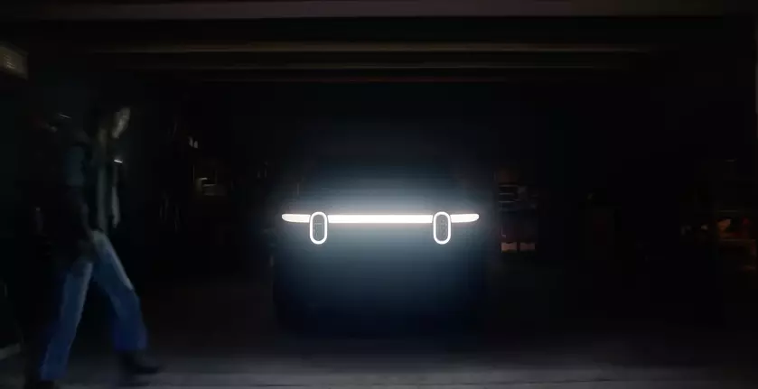 Конкурент Tesla Model Y, Hyundai Ioniq 5 и Kia EV6: Rivian показала первый тизер электрического SUV R2