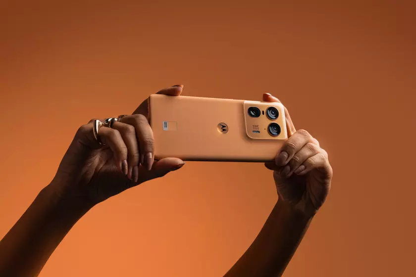 Motorola Edge 50 Ultra: POLED-дисплей на 144 Гц, чип Snapdragon 8s Gen 3, защита IP68, тройная камера на 50 МП, зарядка на 125 Вт и задняя крышка из дерева