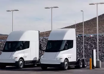 Электрическая заправка на мегаватт: Tesla открыла первую публичную станцию для грузовиков Semi