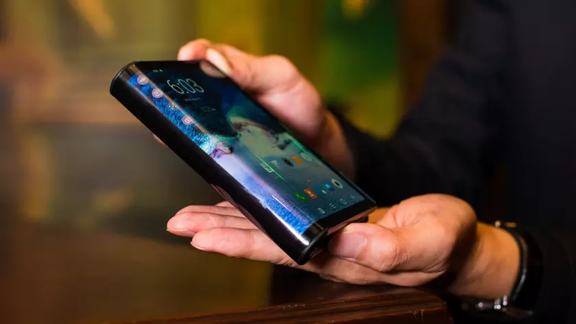 Складной смартфон Samsung получит тройную камеру с новым датчиком Sony IMX374