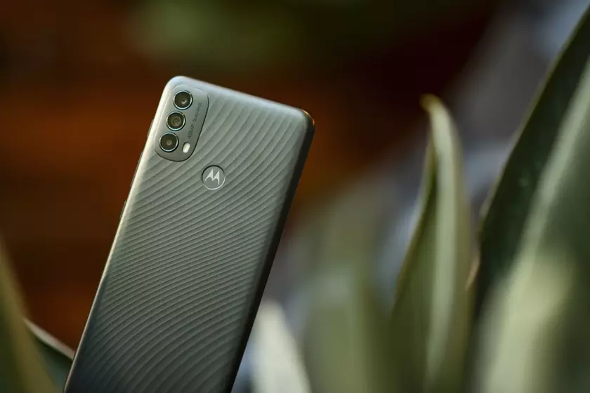 Moto E40 – Unisoc T700, 5000 мА*ч, экран IPS на 90 Гц, защита от брызг, 48-МП камера и Android 11