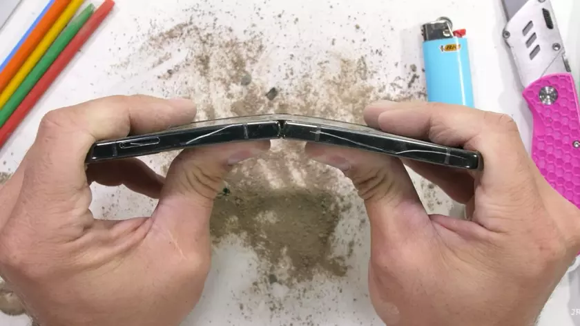 Складной смартфон Samsung Galaxy Flip 4 оказался далеко не таким прочным, как Fold 4 и даже прошлогодний Flip 3