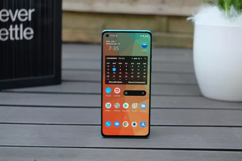 Вышла OxygenOS 11.0.6.7 для OnePlus 8T: улучшенный сканер отпечатков пальцев, камера и свежий патч безопасности