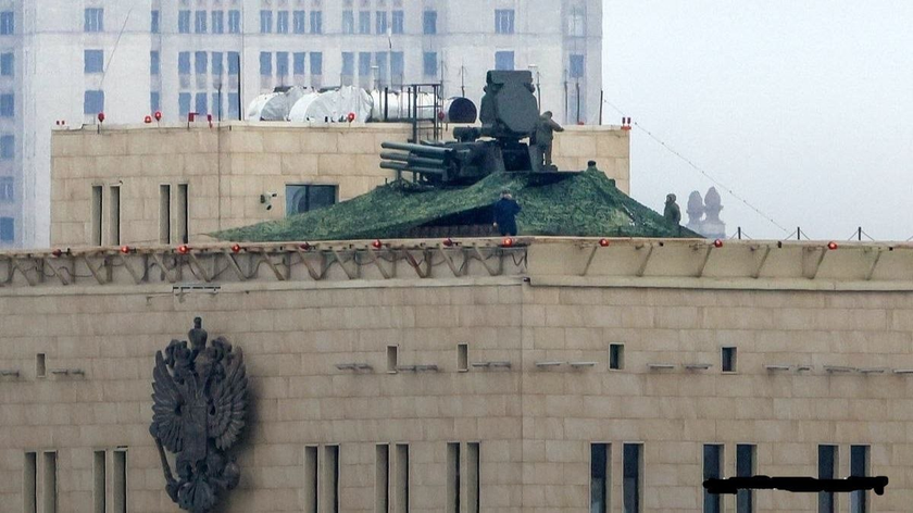 Зенитный ракетно-пушечный комплекс «Панцирь-С1» на крыше министерства обороны россии в москве не смог сбить беспилотник, который пролетел в 300 метрах от него