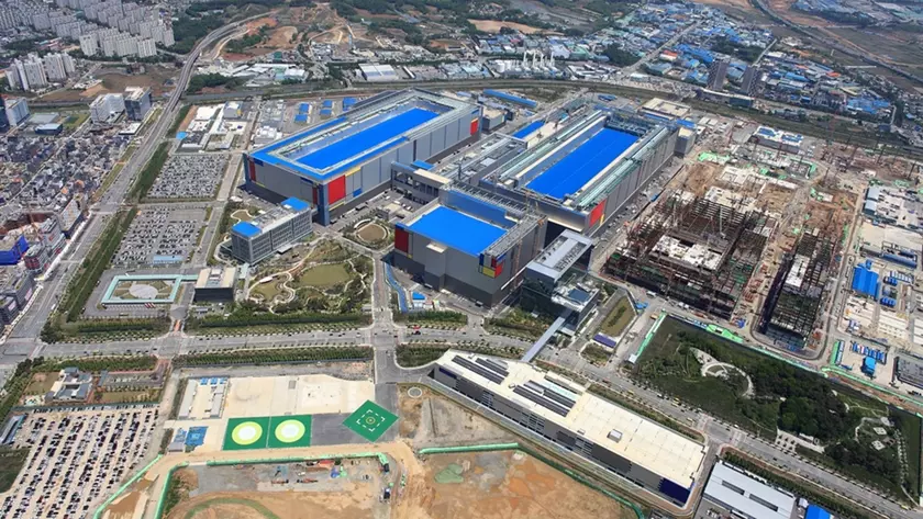 Samsung открывает крупнейшую линию по производству чипов в Южной Корее