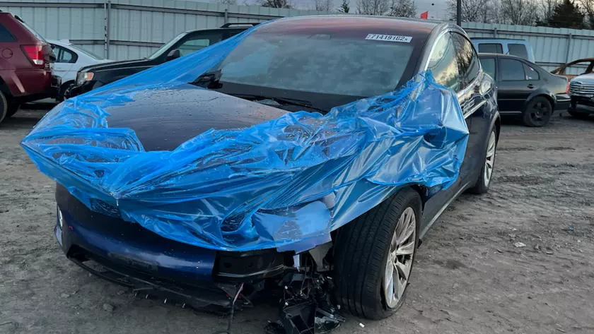 Редактор CNBC продал свою Tesla Model X на запчасти — а теперь она катается по Украине и посылает сообщения старому владельцу
