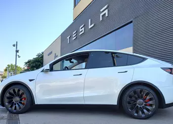 Tesla отзывает 1,8 миллиона автомобилей из-за риска отсоединения капотов